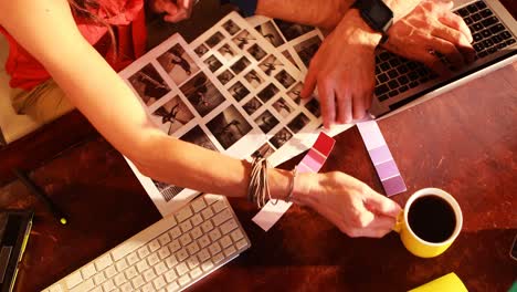 diseñadores gráficos hombres y mujeres que trabajan