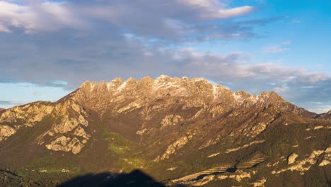 Vista-De-Timelapse-Al-Atardecer-De-Las-Nubes-Volando-Sobre-La-Cordillera-De-Los-Alpes-De-Lecco