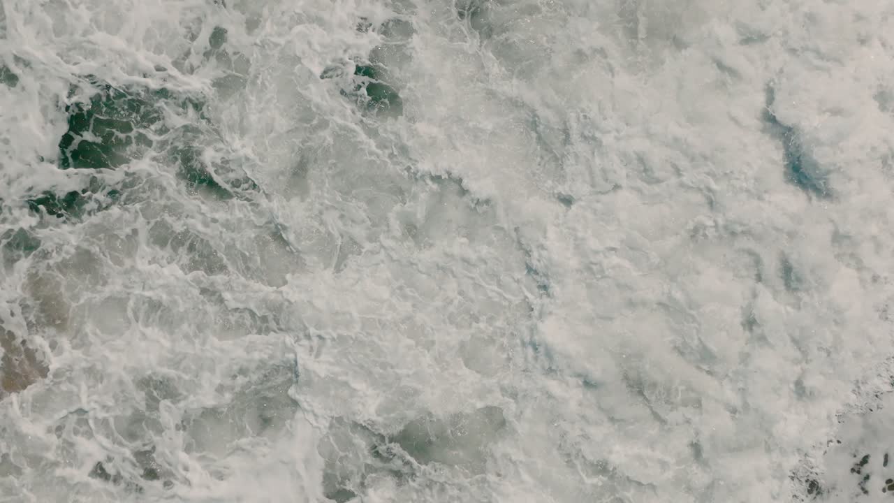 drone aéreo de las olas del mar, primer plano, colombia