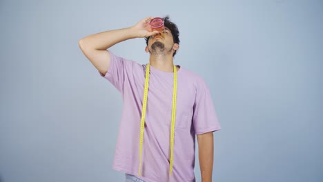 el hombre a dieta hace una elección.