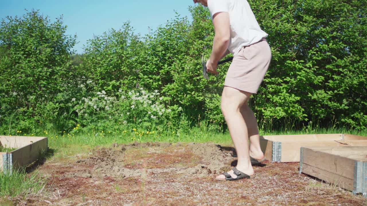 정원 에 올려 놓은 침대  ⁇  에 잔디 를 놓고 있는 사람
