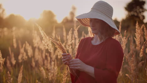 Schöne-Frau-Posiert-In-Die-Kamera-Und-Lächelt-Bei-Goldenem-Sonnenuntergang-70