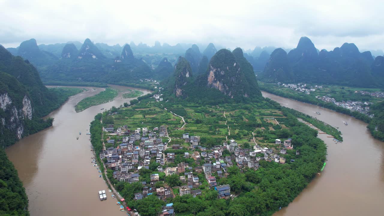 ciudad antigua de xingping con el río li y el icónico fresco de nueve caballos en el fondo, china