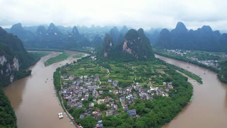 Xingping-Ancient-Town-with-Li-River-and-iconic-Nine-Horses-Fresco-Hill-in-background,-China