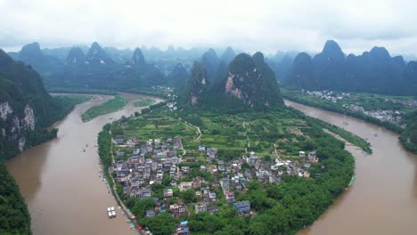 ciudad antigua de xingping con el río li y el icónico fresco de nueve caballos en el fondo, china