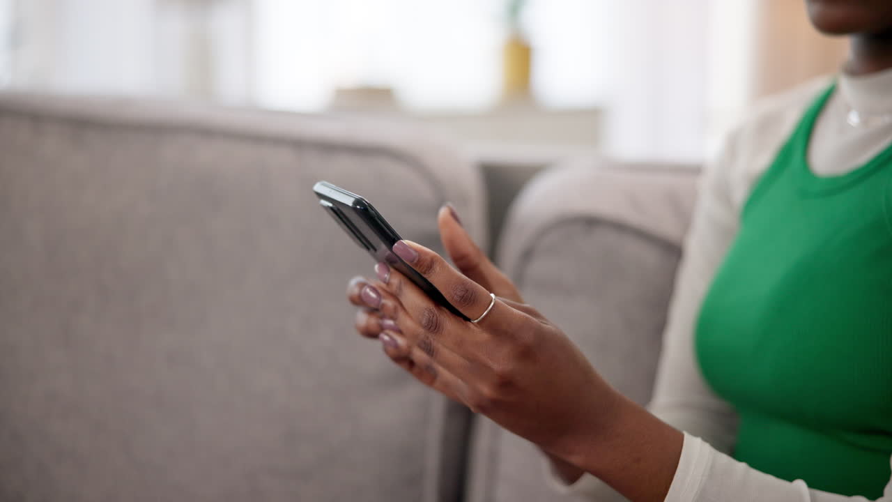 mujer usando su teléfono en un sofá