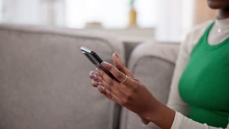 mujer usando su teléfono en un sofá