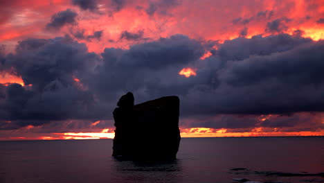 Impresionante-Puesta-De-Sol-Con-Vista-Al-Mar-En-Mosteiros-En-La-Isla-De-Sao-Miguel-En-Azores