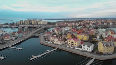 vista aérea de casas pintorescas en la isla paradisíaca sueca ekholmen en karlskrona, suecia-4