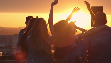 Gruppe-Von-Freunden,-Die-Eine-Party-Auf-Einer-Terrasse-Bei-Sonnenuntergang-Genießen