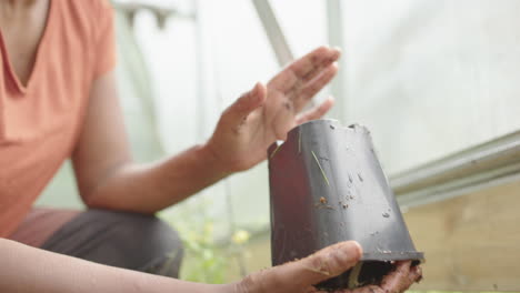 Autosuficiente---Una-Mujer-India-Sonríe-Antes-De-Plantar-Un-Tomate