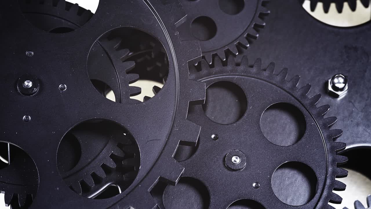 fotografía de cerca de las ruedas de engranajes negras girando