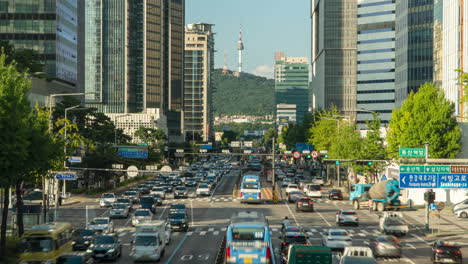 Tráfico-Timelapse-Durante-El-Día-En-El-Centro-De-La-Ciudad-De-Seúl,-Distrito-De-Yongsan,-Vista-De-La-Torre-Namsan-Y-Altos-Rascacielos-En-El-Día-De-Verano