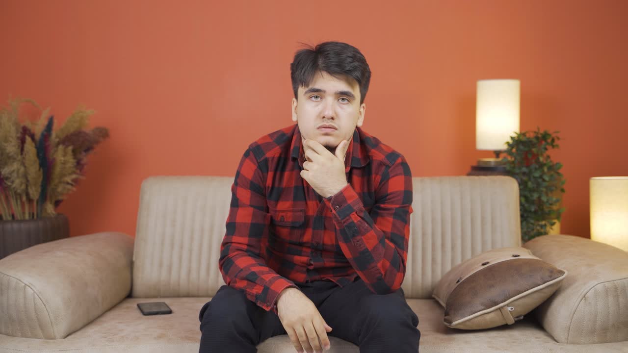 카메라를 사려 깊게 바라보는 남자.