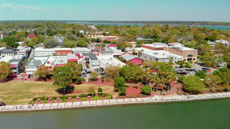 flächenvideoaufnahme der charmanten stadt charleston an der westküste der südinsel neuseelands bei sonnenschein und schönem, klarem wetter