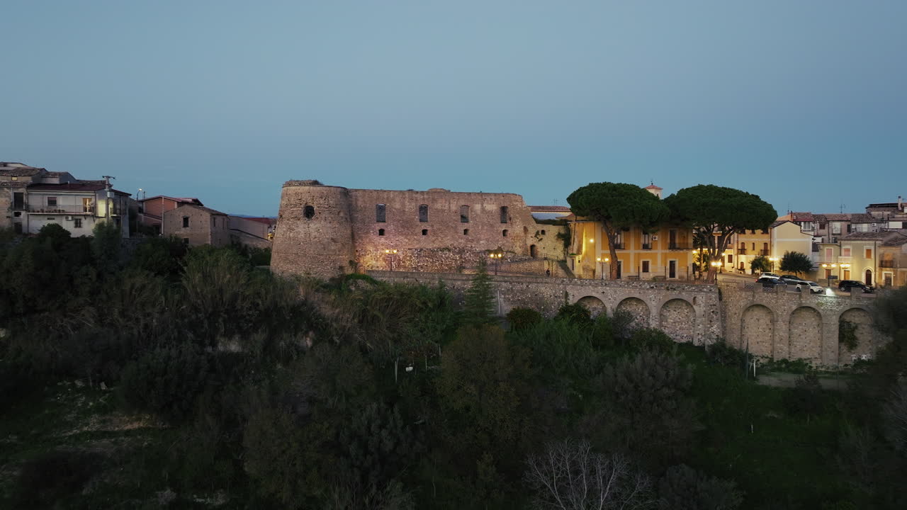 아르도레 수페리에로 성 (ardore superiore castello) 은 이탈리아 칼라브리아 지방의 고대 중세 마을이다.