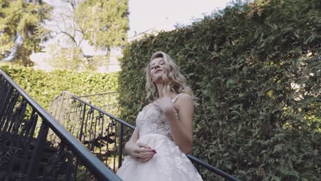hermosa y encantadora novia. mujer bonita y bien cuidada. cámara lenta