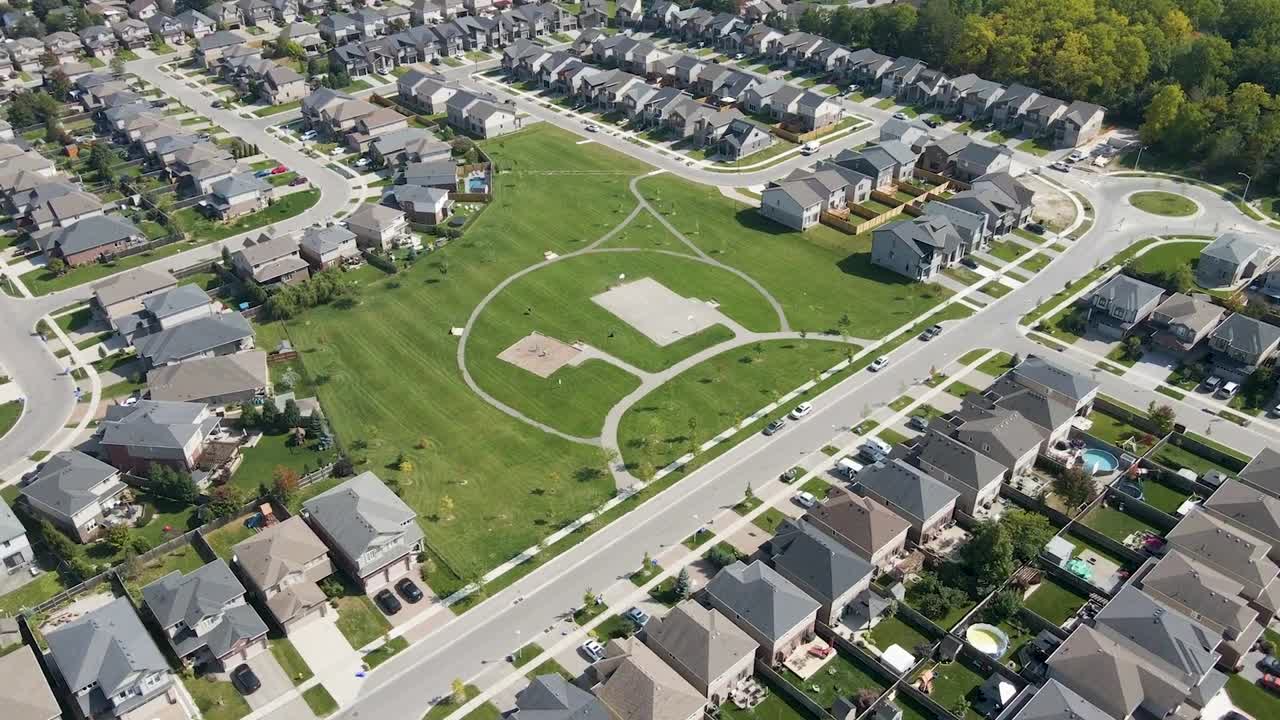 volando hacia un parque y parque infantil de londres con un dron