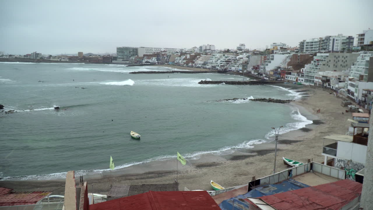 mirador con vistas a la playa y ciudad costera de san bartolo con barcos y edificios en lima, perú