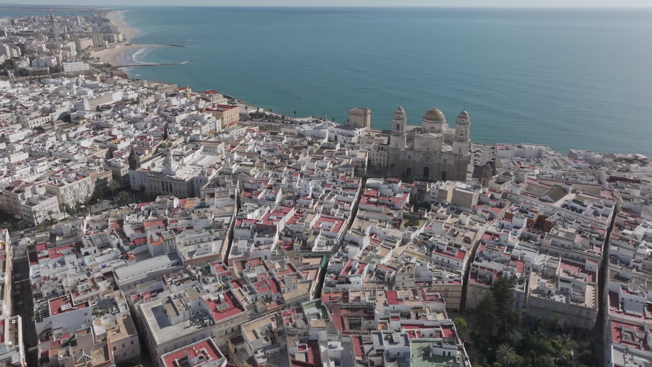 Luftpanorama af Cádiz' gamle bydel med domkirkens tage og tæt, historisk bybillede langs Atlanterhavskysten i Andalusien, Spanien