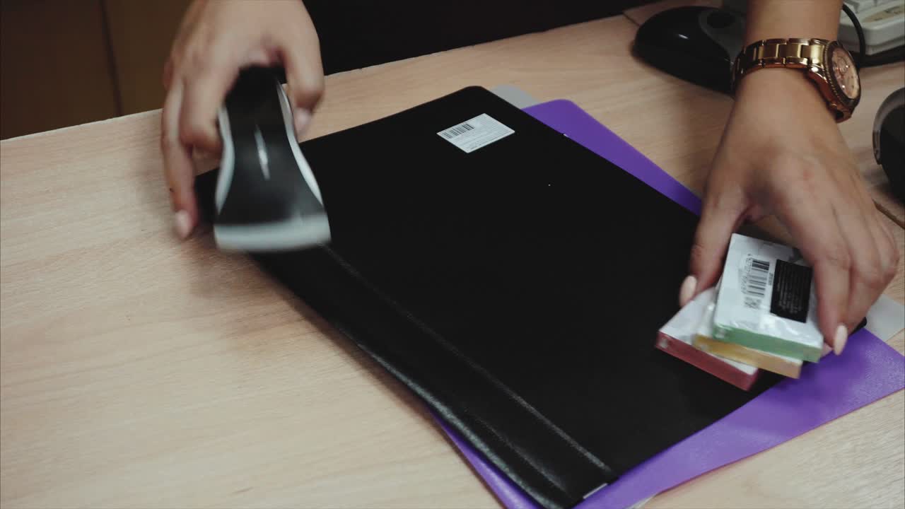 escanear documentos en el escritorio de la oficina