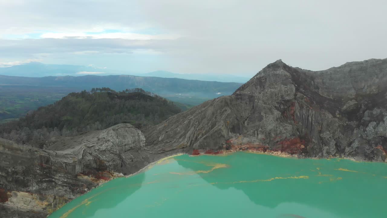 Ijens vulkanske solopgang med minearbejdere. Indonesien, Java