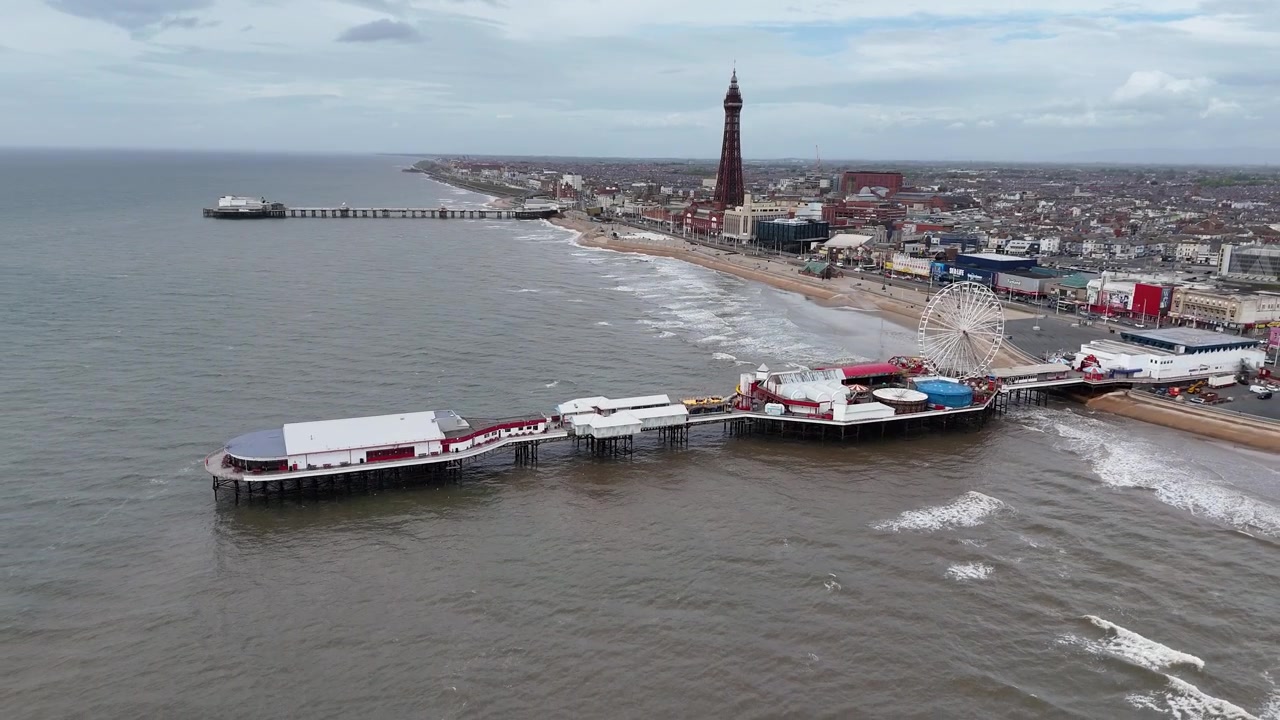 Molo Centrale di Blackpool, Lancashire, Regno Unito, ripresa aerea con drone in allontanamento e rivelazione inversa