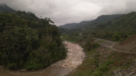 Río-En-Medio-Del-Bosque