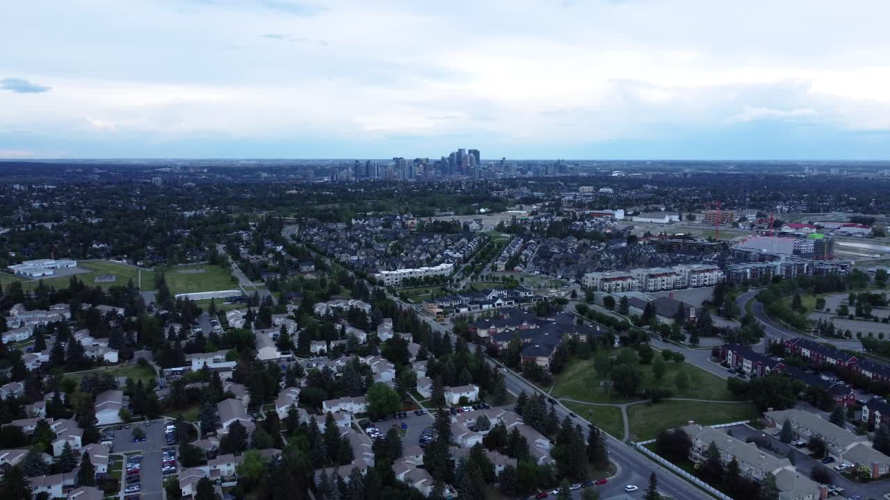 dt calgary en verano tiempo lluvioso. vista aérea