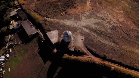 fotografía aérea en espiral de las colinas rurales de fernandinho, torres vedras, portugal