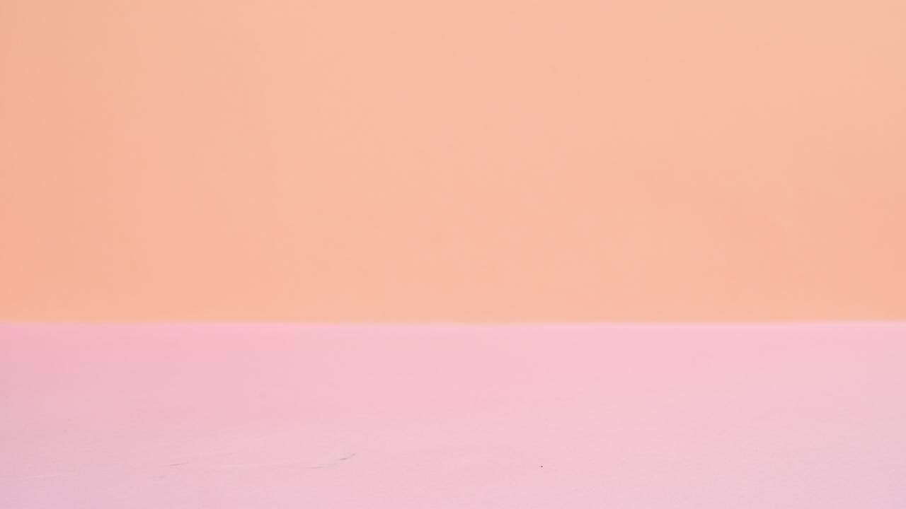 regalos de cumpleaños, cintas y poco pastel de taza con crema aparecen en la mesa para la fiesta de aniversario. detener el movimiento