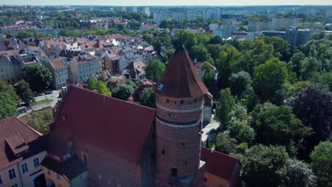 Imágenes-Aéreas-De-La-Torre-De-Vigilancia-Del-Castillo-Gótico-Capítulo-Del-Castillo-De-Warmia-En-Olsztyn-Polonia