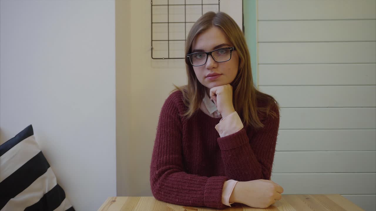 mujer sentada en un café