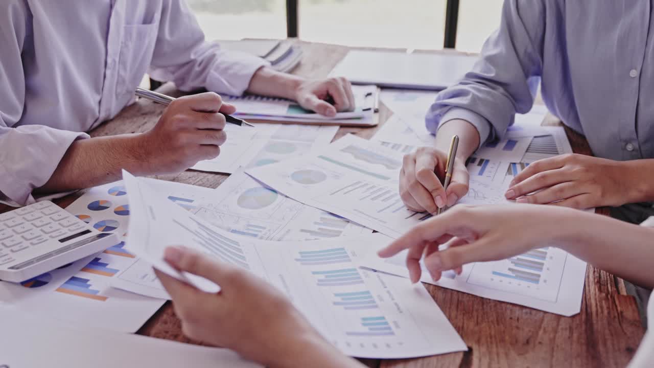 joven creativo tormenta de ideas de negocios reunión planificación de negocios idea de diseño