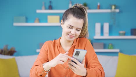 una joven feliz y alegre usando un teléfono inteligente.