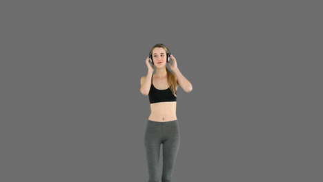 modelo en forma escuchando música y bailando