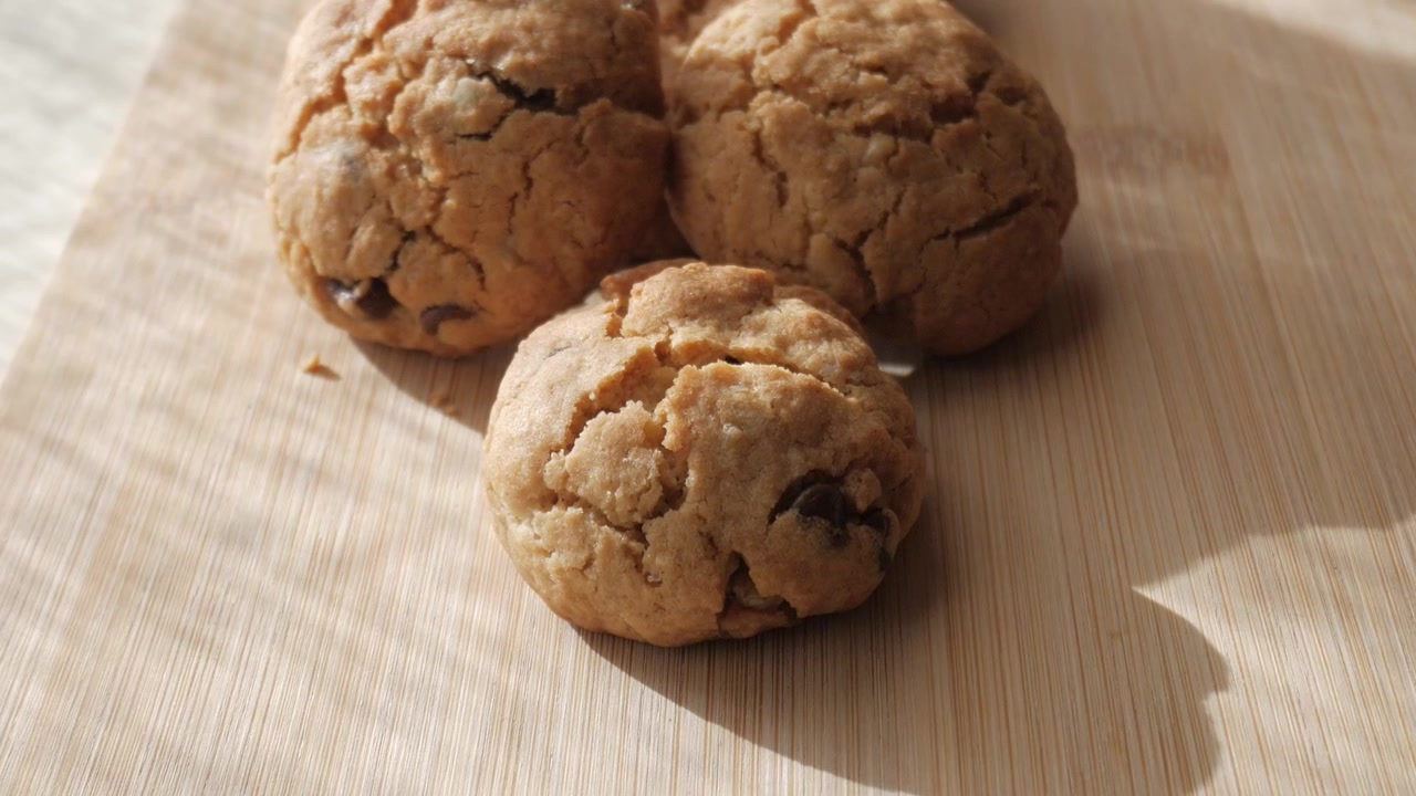Zoom indietro su biscotti su un vassoio di legno