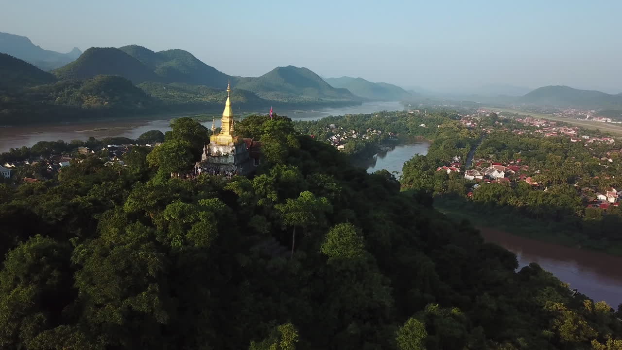 Laos, Luang Prabang, vista aerea con drone della collina Phousi con tempio buddista e vista mozzafiato sulla confluenza dei fiumi Mekong e Nam Khan