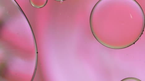 artístico colorido de gota de aceite flotando en el agua.
