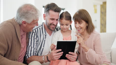 familia, abuelos y niño en la tableta
