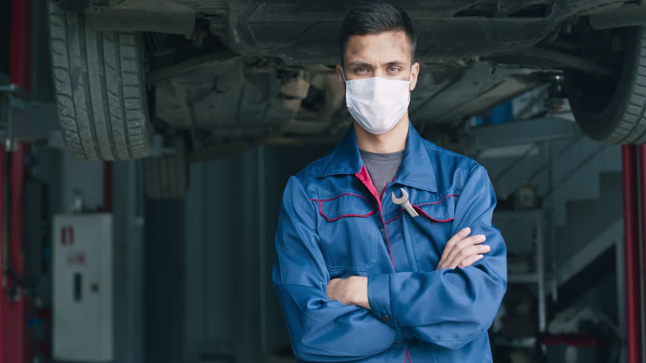 mecánico en uniforme con máscara