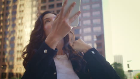 chica feliz sacar el teléfono hacer foto paisaje urbano. mujer asiática tomar una foto de la ciudad