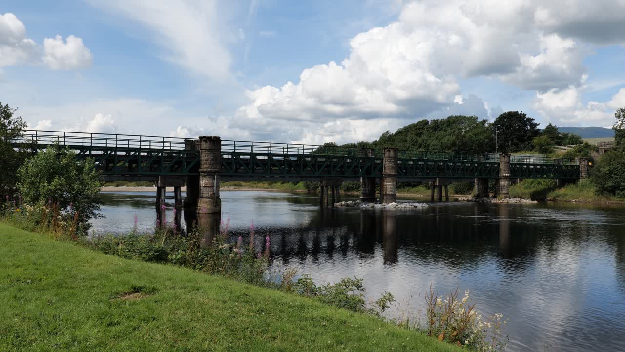 기어 로치 강을 가로지르는 열차를 위한 철도 다리 로치 인버로치 성 근처 좋은  ⁇ 은 여름 날씨, 파란 하늘