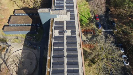 hermosos paneles solares fotovoltaicos en el techo de un antiguo edificio de apartamentos en un día soleado