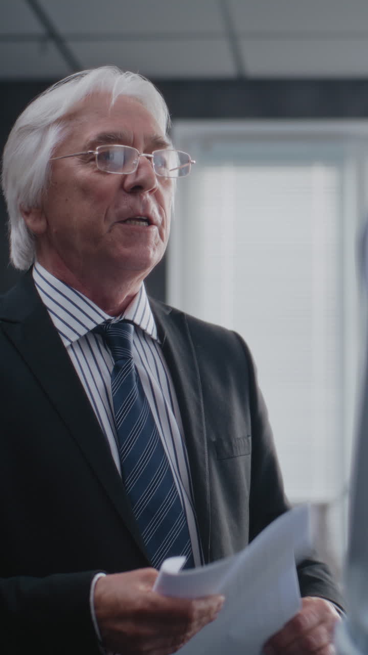 un empresario de alto rango discutiendo en una reunión.