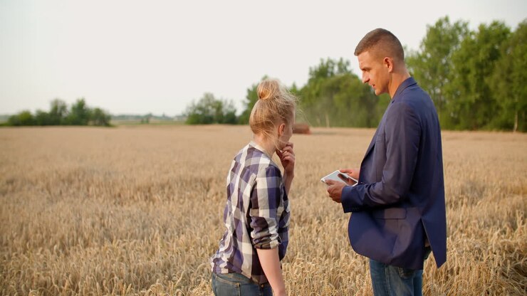 landwirt spricht mit geschäftsmann bei der ernte 8