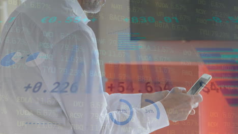 animación del procesamiento de datos financieros sobre un empresario caucásico que usa un teléfono inteligente