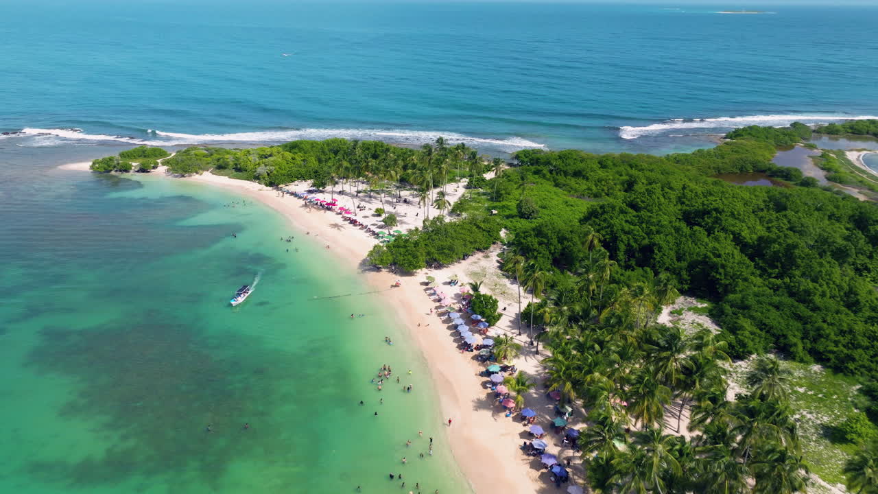 vista aérea de la isla de cayo sal en el parque nacional morrocoy en venezuela durante el día - toma de avión no tripulado