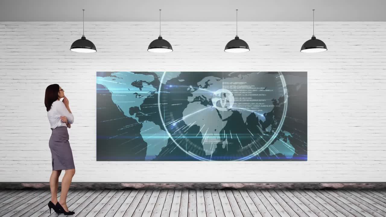 여자 가 lcd 에서 비디오 를 보고 있다