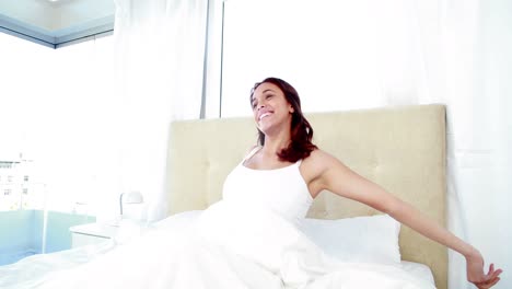 mujer sonriente despertando